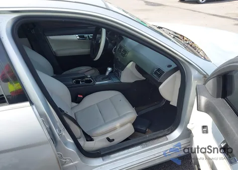 2009 Mercedes-Benz C 300 z USA, uszkodzony, nr VIN WDDGF54X49R049900